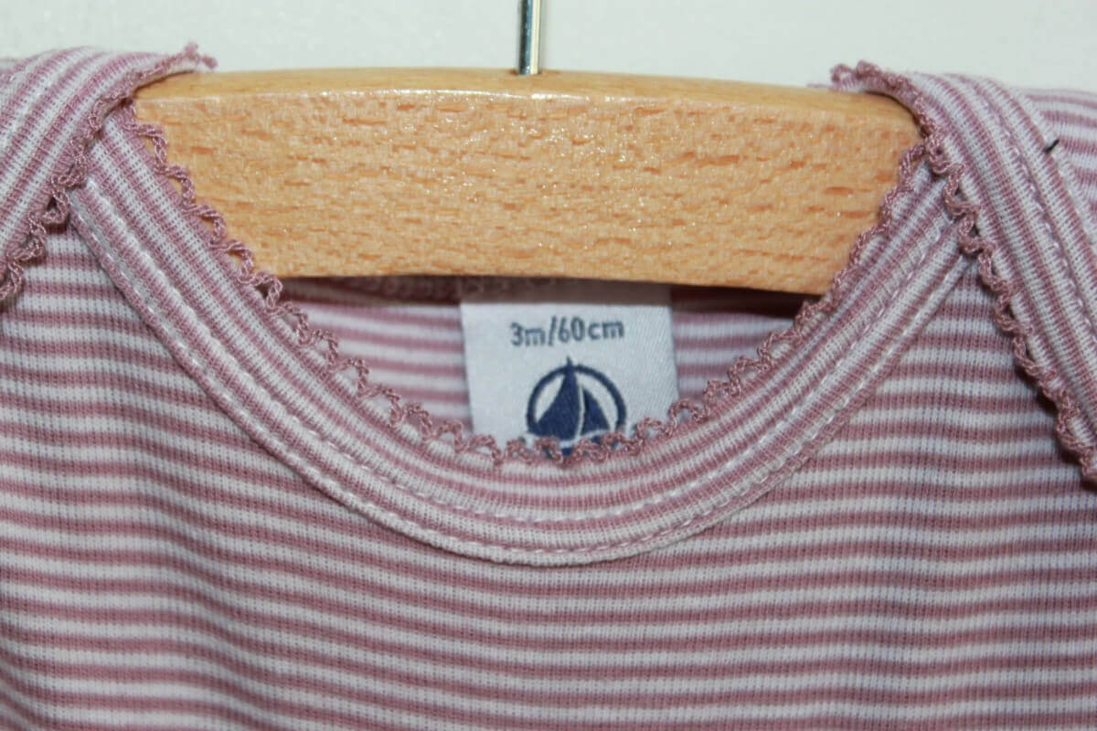preloved katoenen mauve-wit gestreepte romper met korte mouwen van petit bateau in maat 62 voor een baby meisje