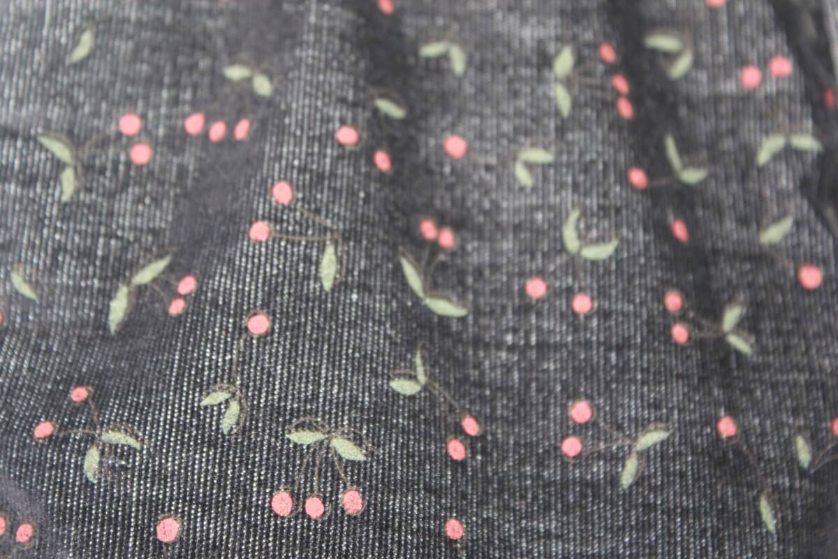 tweedehands korte zwarte ribluwelen broek met rode kersjes van bonpoint in maat 98-104 voor een meisje