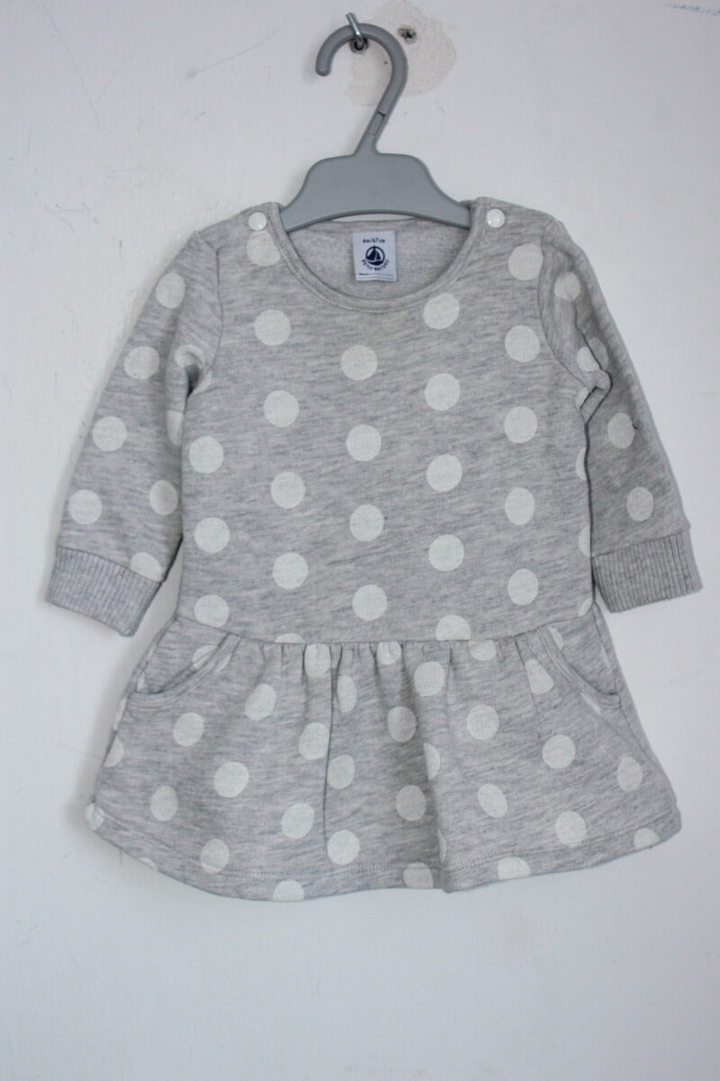 preloved katoenen lichtgrijze jurk met ecru stippen en lange mouwen van petit bateau in maat 68