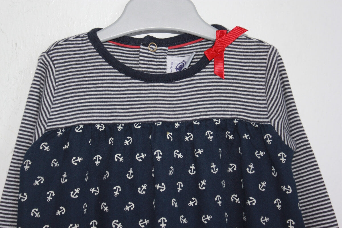 preloved katoenen donkerblauw met wit gestreepte jurk met lange mouwen en ankers van petit bateau in maat 74