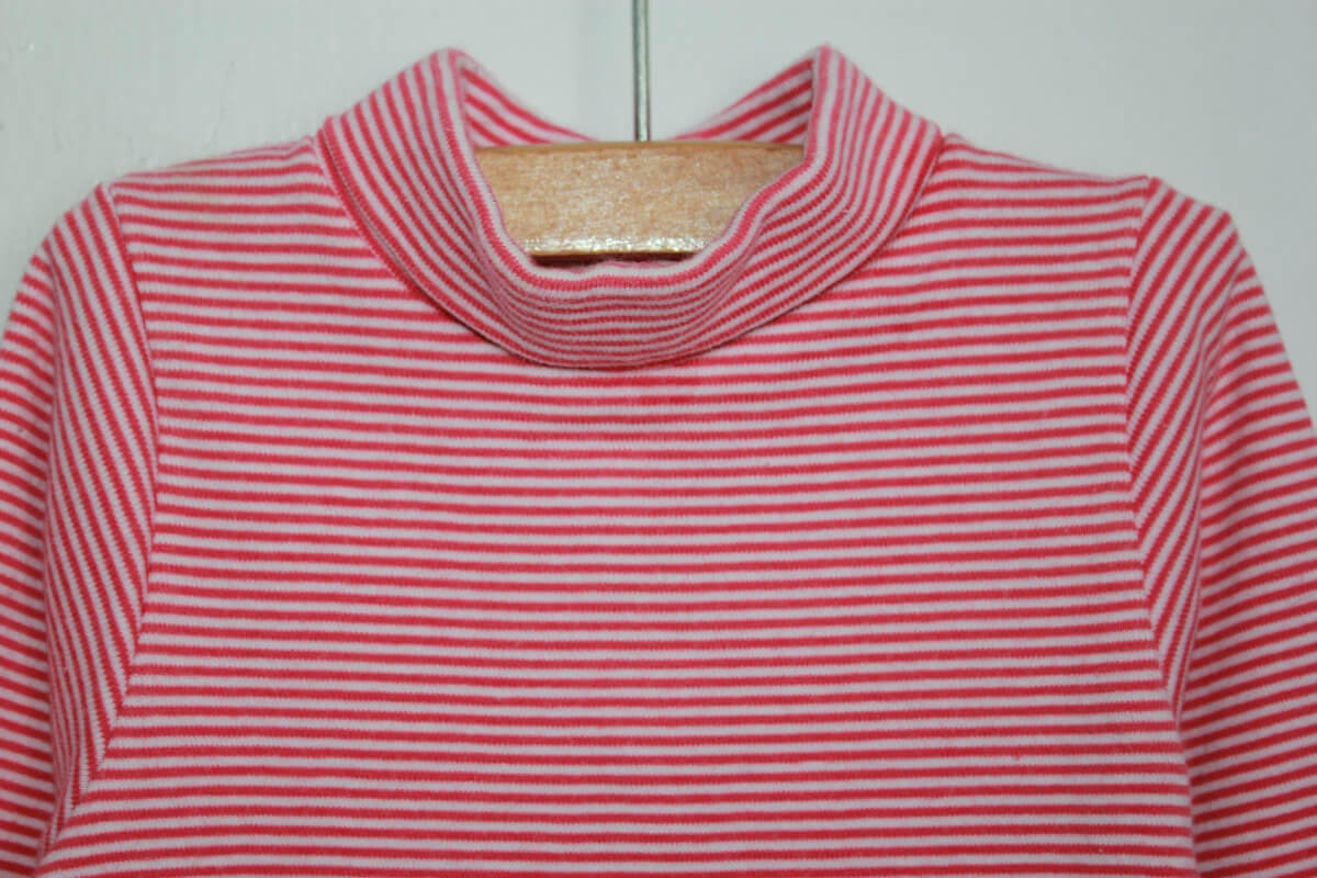 preloved katoenen koraalroze-wit gestreepte romper met lange mouwen en rolkraag van petit bateau in maat 80 voor een baby meisje