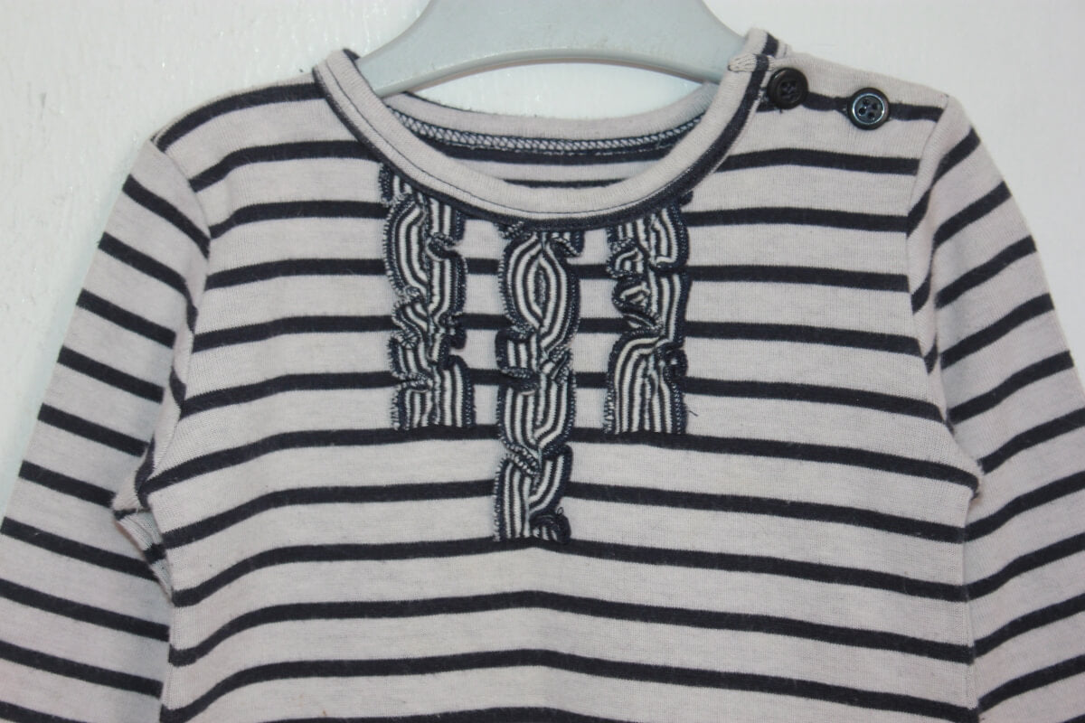 preloved ecru-donkerblauw gestreepte jurk met lange mouwen en volants van petit bateau in maat 68