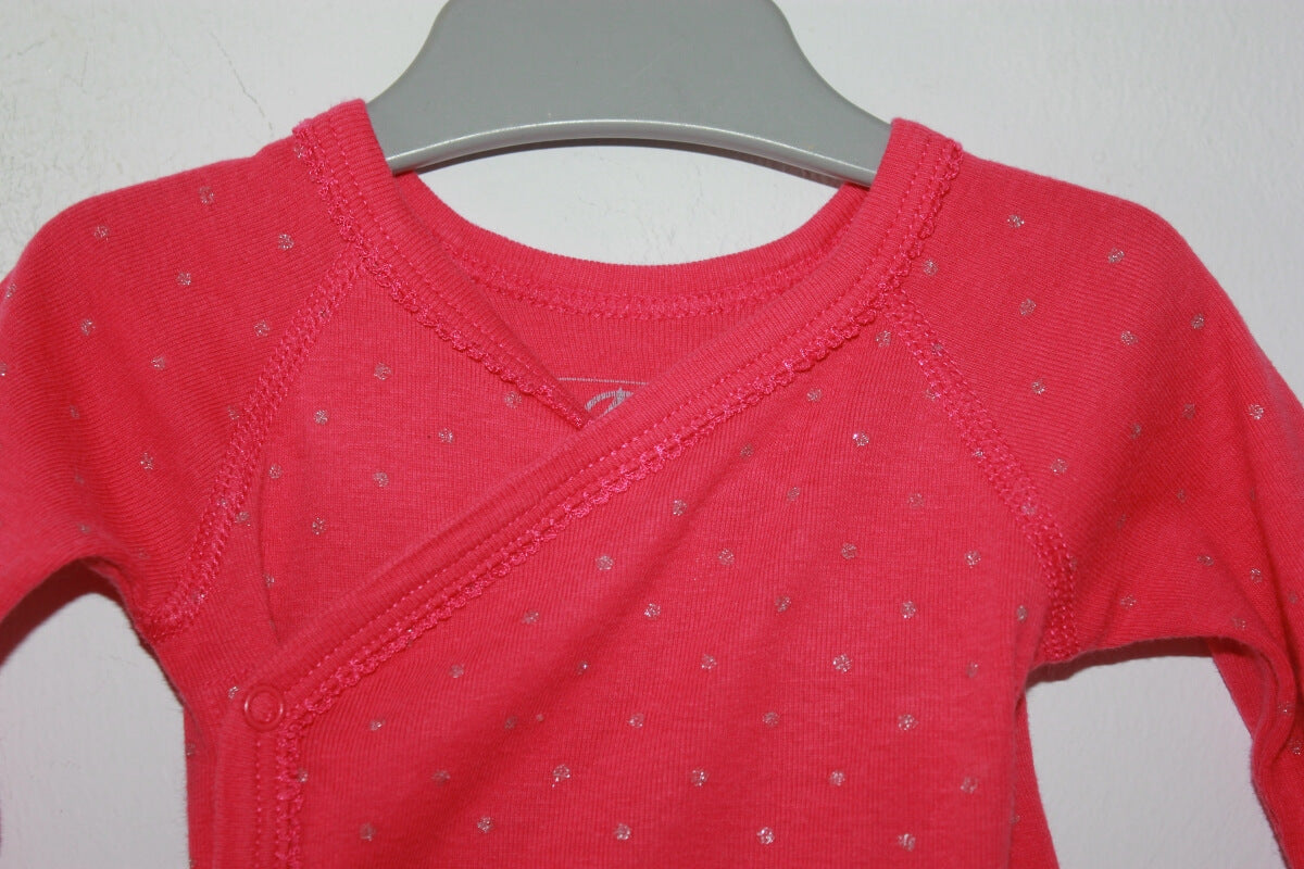 preloved katoenen fuchsia overslagromper met zilveren stpjes en lange mouwen van petit bateau in maat 56 voor een baby meisje