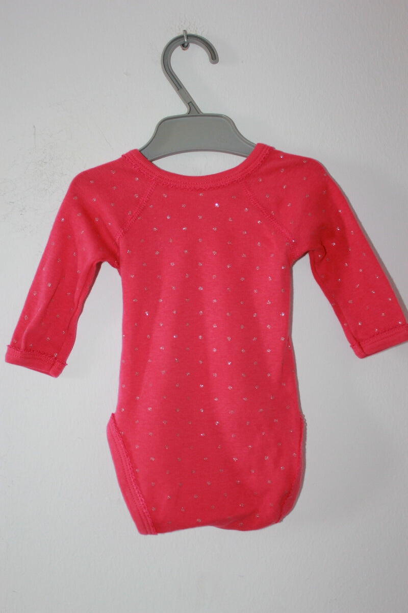 preloved katoenen fuchsia overslagromper met zilveren stpjes en lange mouwen van petit bateau in maat 56 voor een baby meisje