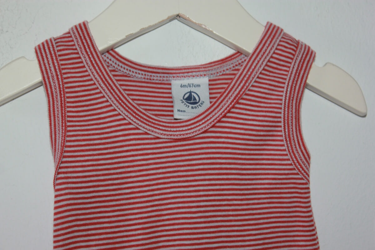 preloved unisex katoenen rood-ecru gestreepte mouwloze romper van petit bateau in maat 68