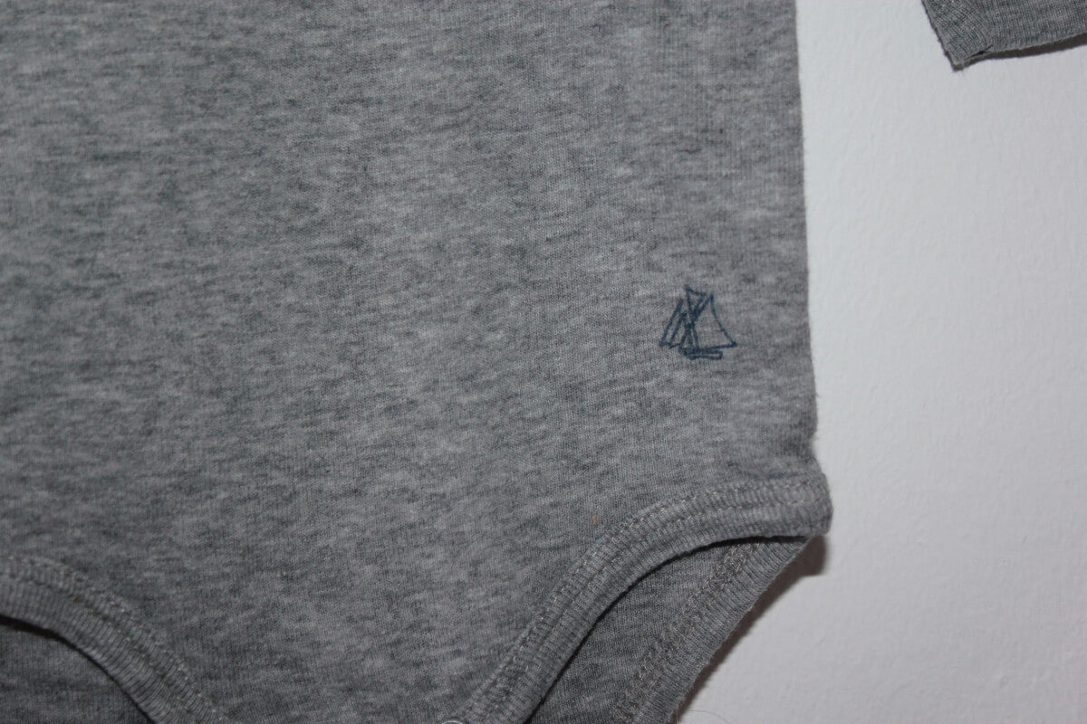 preloved unisex katoenen grijze romper met rolkraag en lange mouwen van petit bateau in maat 68