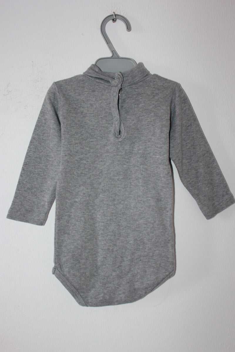 preloved unisex katoenen grijze romper met rolkraag en lange mouwen van petit bateau in maat 68