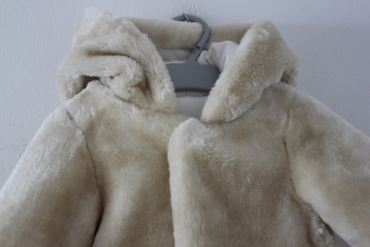 preloved creme warme fake fur jas met capuchon in maat 62 van petit bateau voor een baby meisje