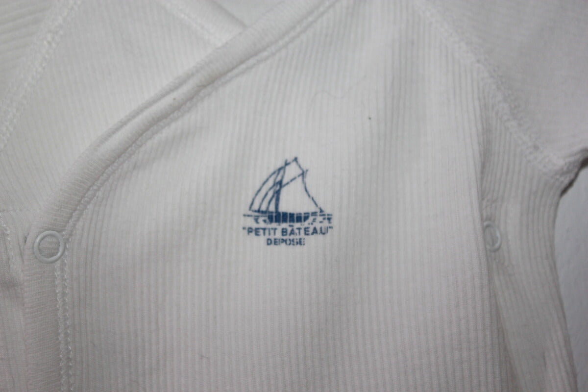 preloved katoenen witte overslagromper met lange mouwen en blauwe zeilboot van petit bateau in maat 50 voor een baby jongen