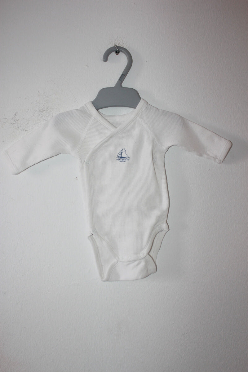 preloved katoenen witte overslagromper met lange mouwen en blauwe zeilboot van petit bateau in maat 50 voor een baby jongen