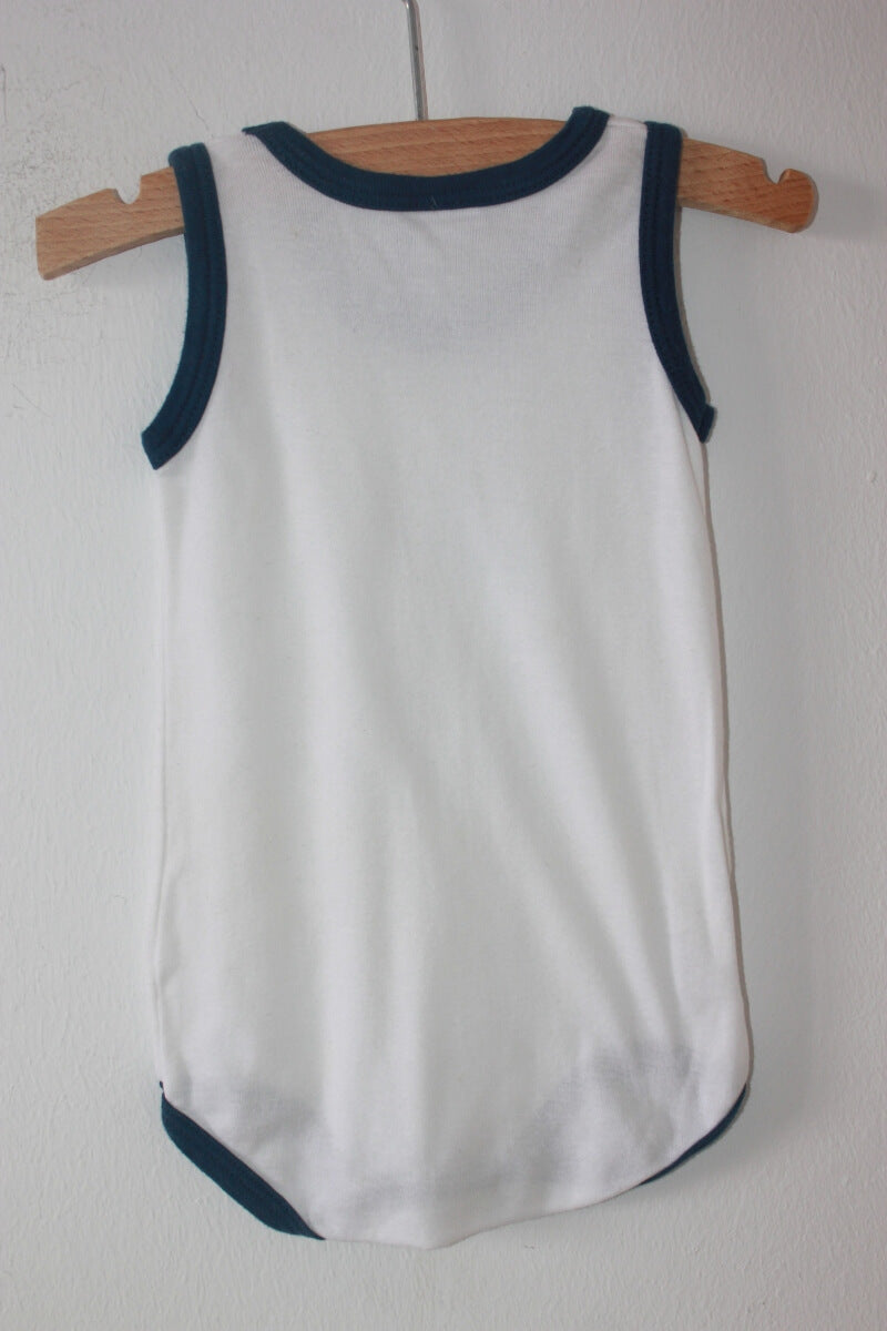 tweedehands unisex katoenen wit met donkerblauwe mouwloze romper van petit bateau in maat 68