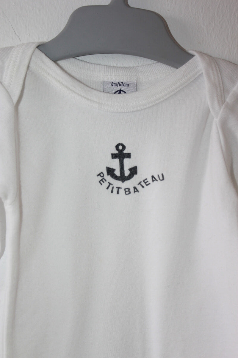 preloved katoenen witte romper met grijs aner en lange mouwen van petit bateau, maat 68 voor een baby jongen