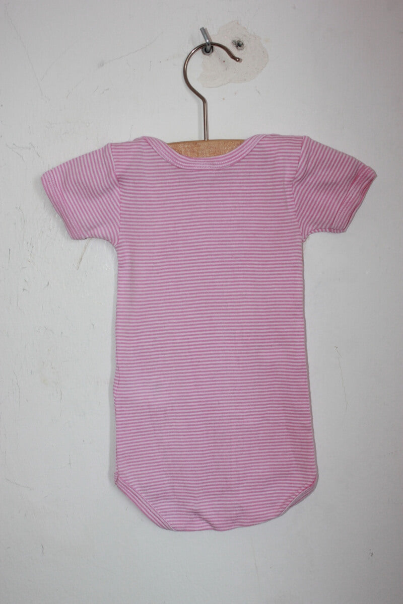 preloved katoenen roze-wit gestreepte romper met korte mouwen van petit bateau in maat 62