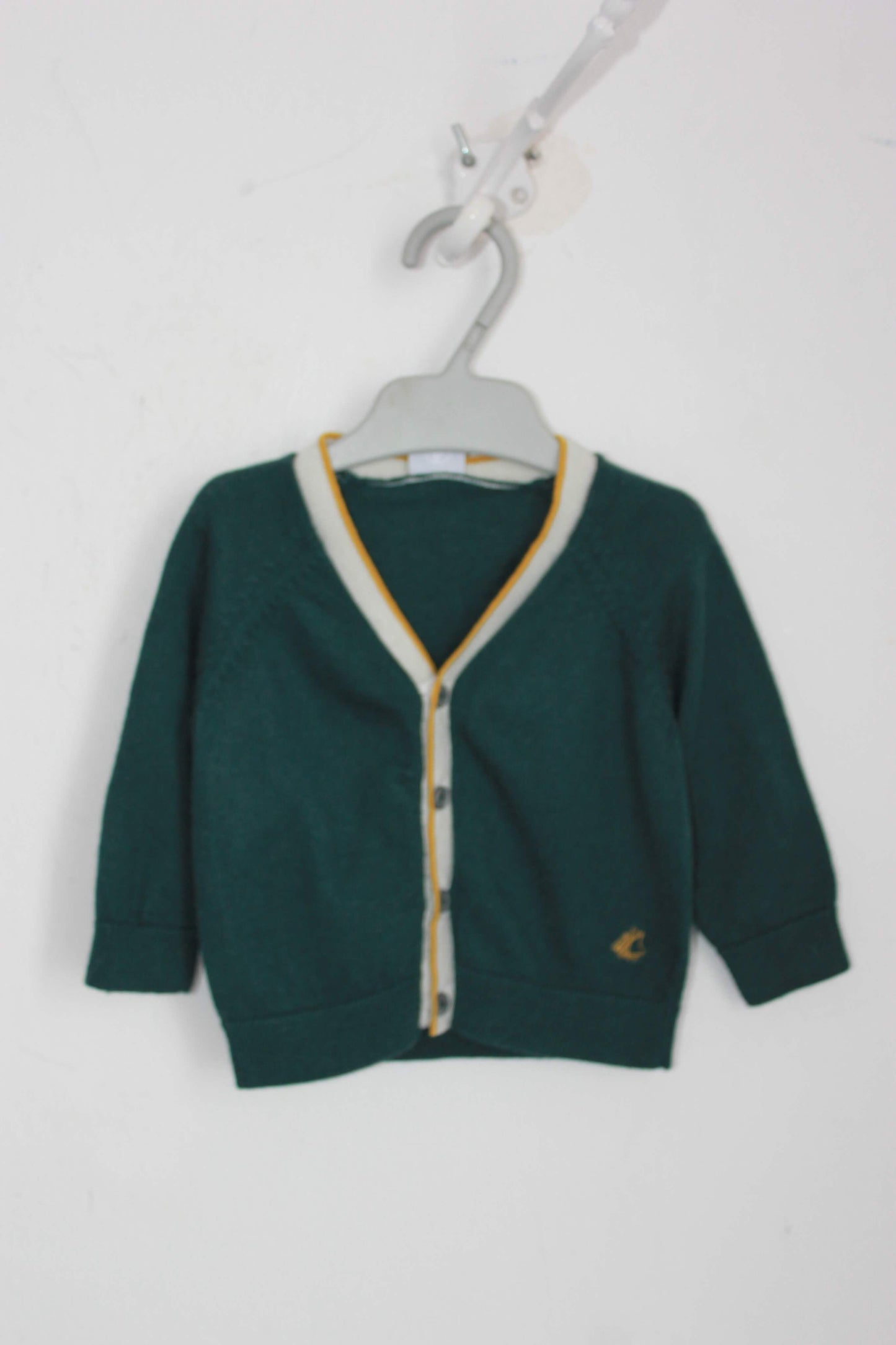 preloved donkergroen vest met mosterdgele en ecru accenten van petit bateau in maat 68 voor een baby jongen