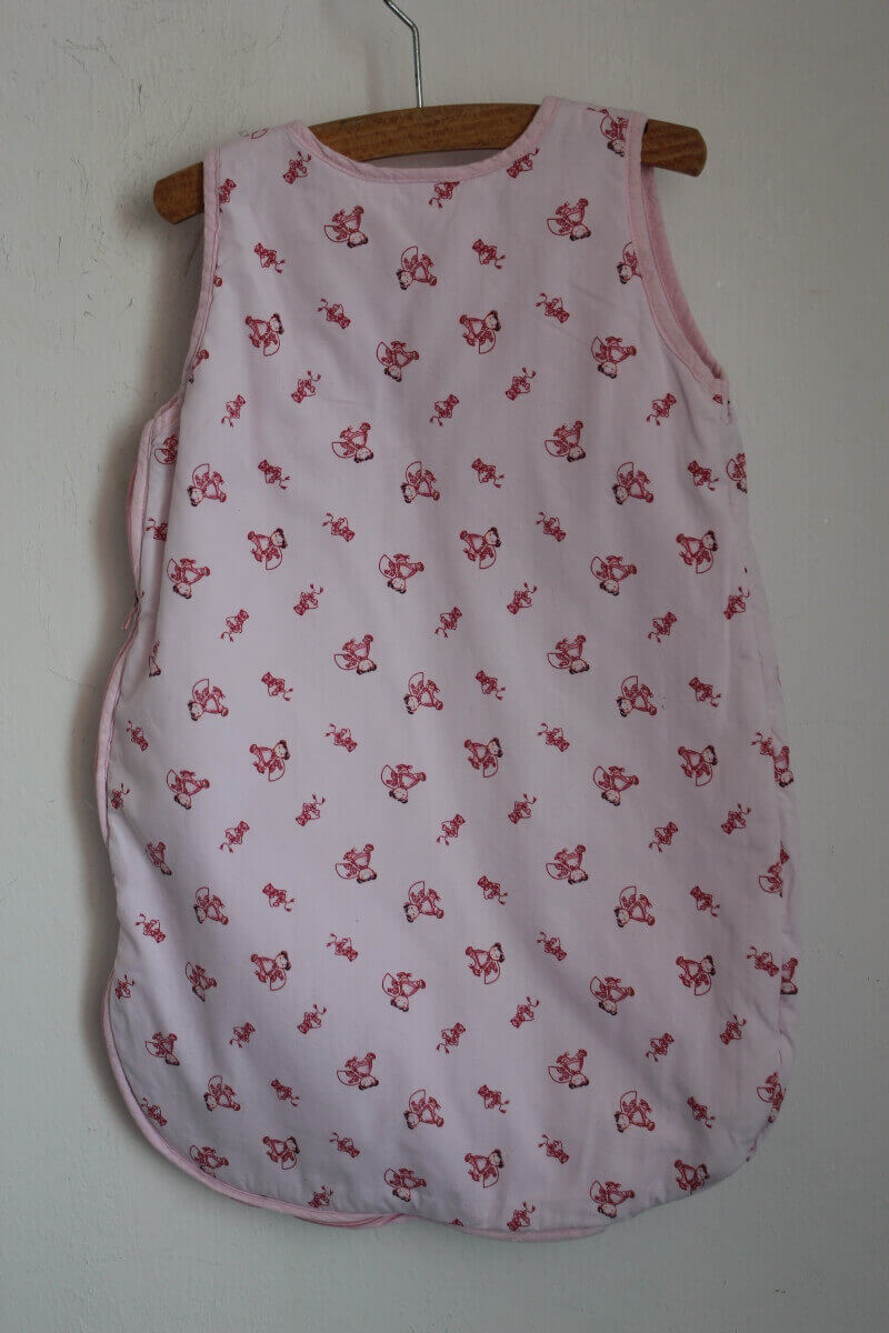 preloved katoenen mouwloze lichtroze slaapzak met japanse popjes in maat 56-62 voor een baby meisje van petit bateau