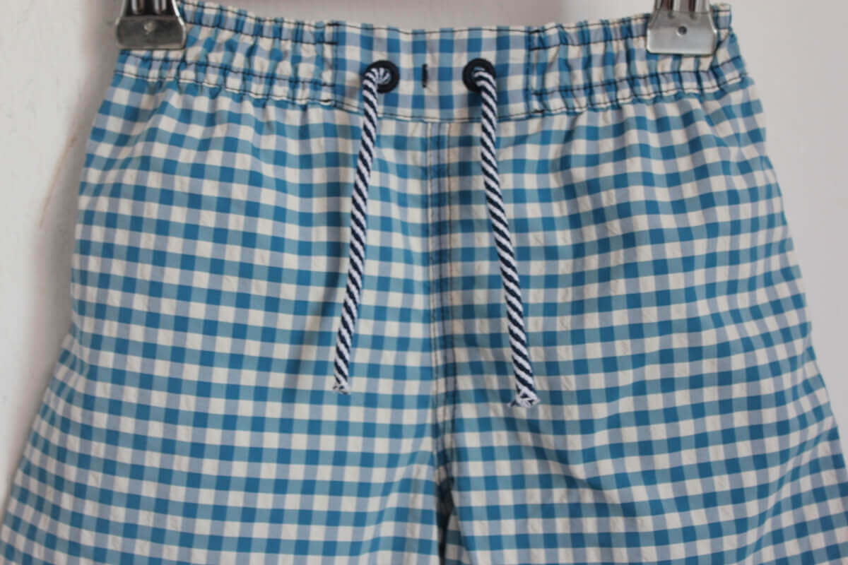 preloved blauw met wit geruite zwemshort van petit bateau in maat 80 voor een baby jongen
