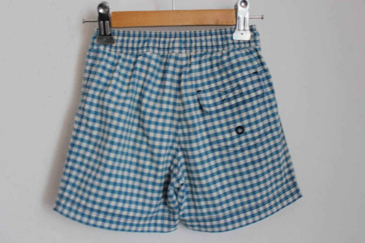 preloved blauw met wit geruite zwemshort van petit bateau in maat 80 voor een baby jongen