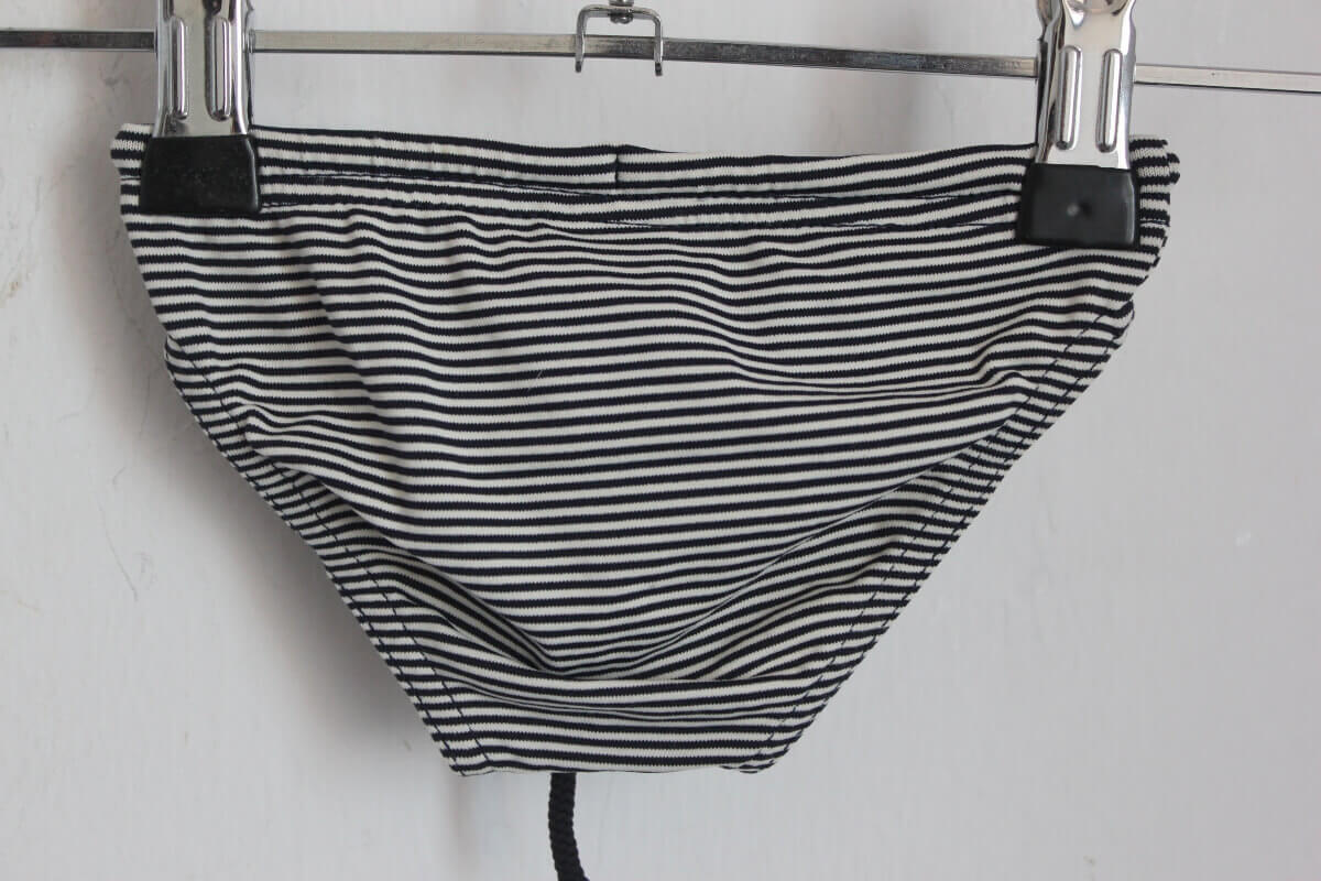 preloved donkerblauw met wit gestreepte zwembroek van petit bateau in maat 68 voor een baby jongen