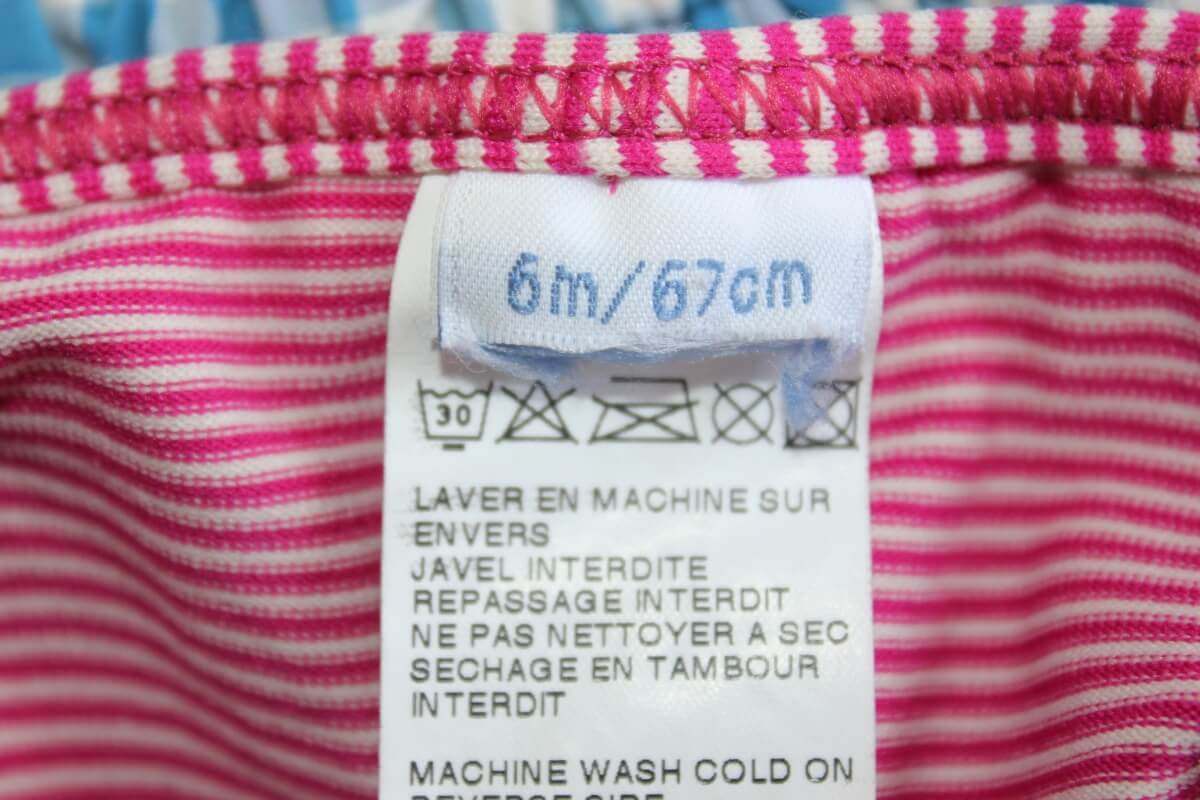 preloved rood met wit gestreept bikinibroekje met een volant van petit bateau in maat 68 voor een baby meisje