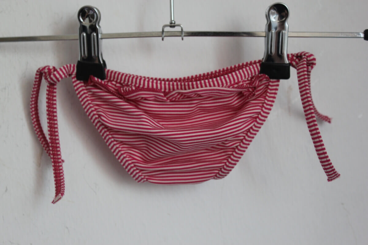 preloved rood met wit gestreept bikinibroekje met een volant van petit bateau in maat 68 voor een baby meisje