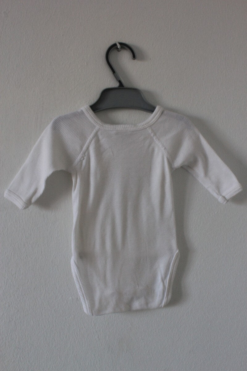 preloved katoenen unisex witte overslagromper met lange mouwen van petit bateau in maat 50