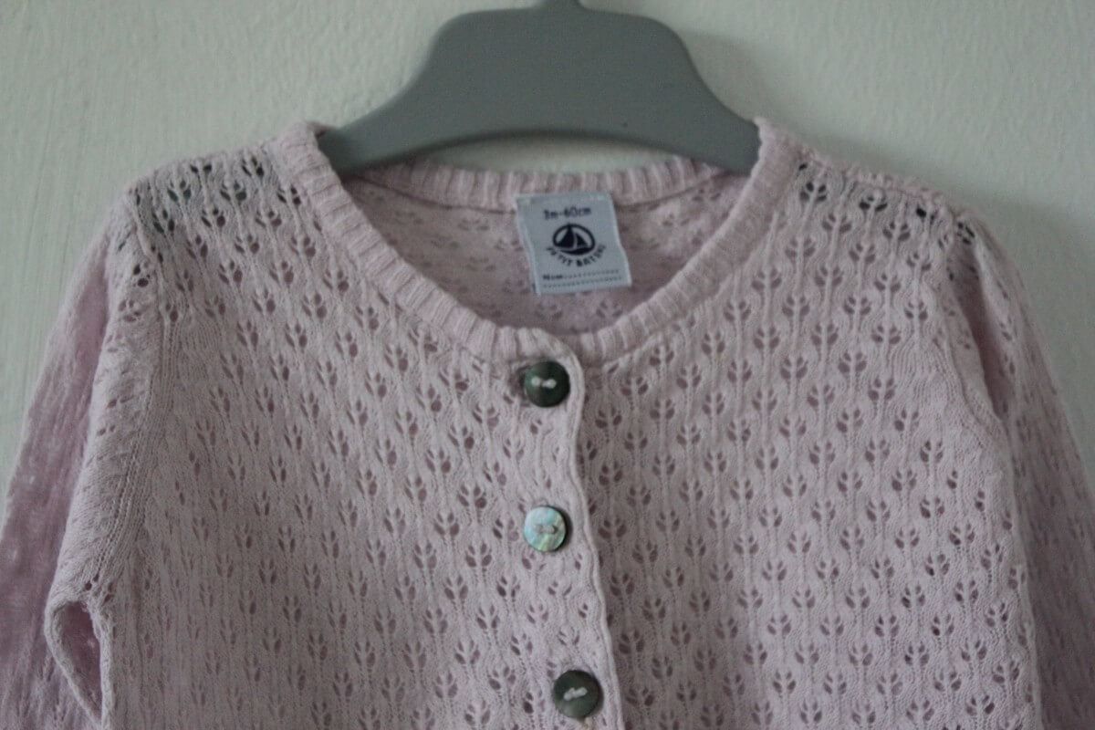 preloved katoenen zomers lila-roze ajour vestje van petit bateau in maat 62 voor een baby meisje