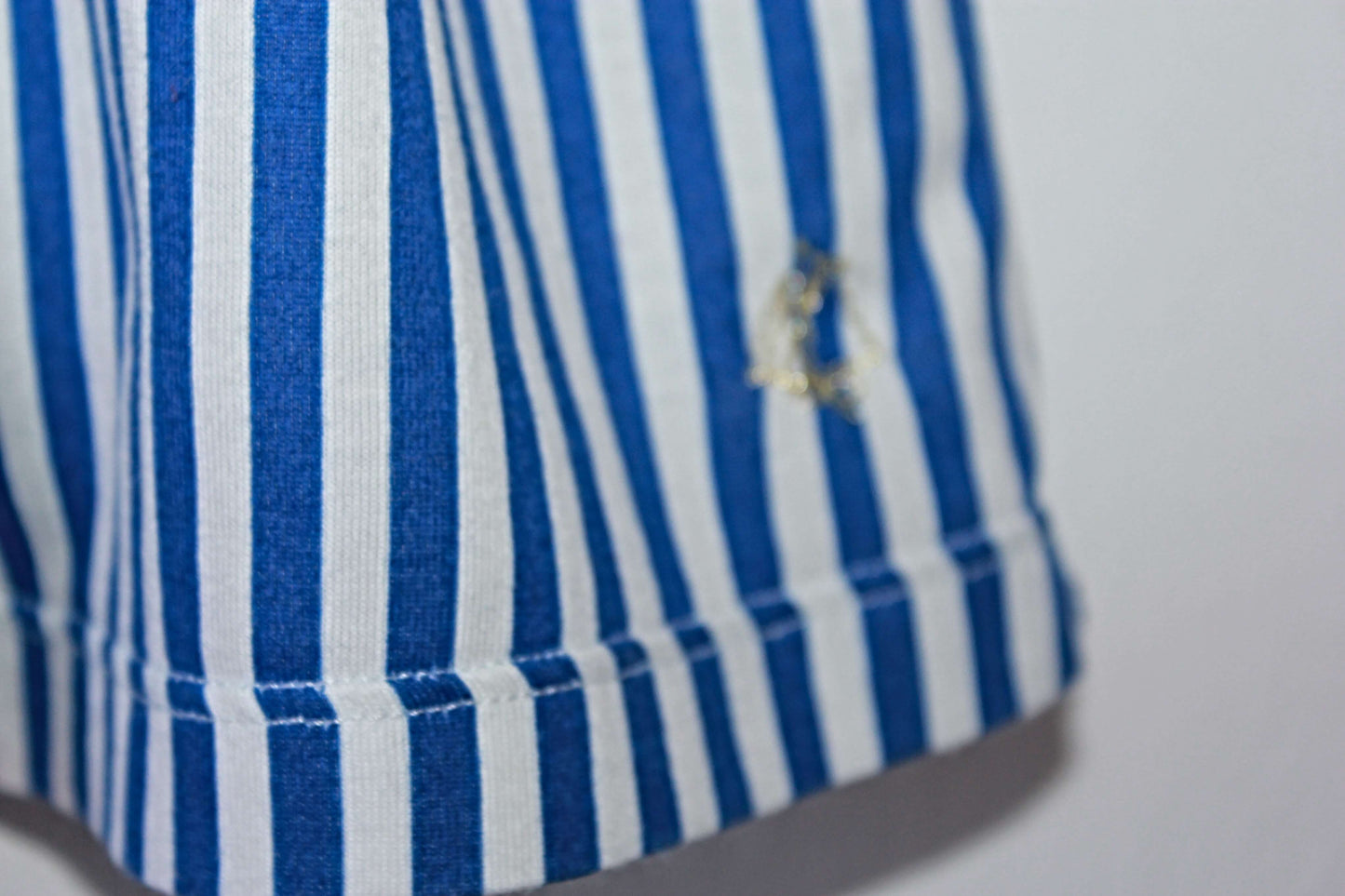 preloved katoenen zomerse blauw met wit gestreepte jurk met schouderbandjes van petit bateau in maat 68