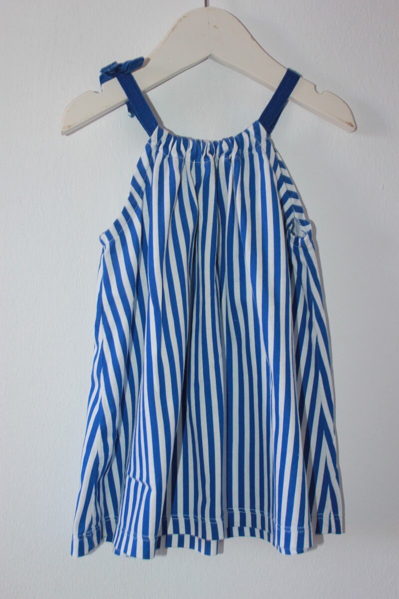 preloved katoenen zomerse blauw met wit gestreepte jurk met schouderbandjes van petit bateau in maat 68