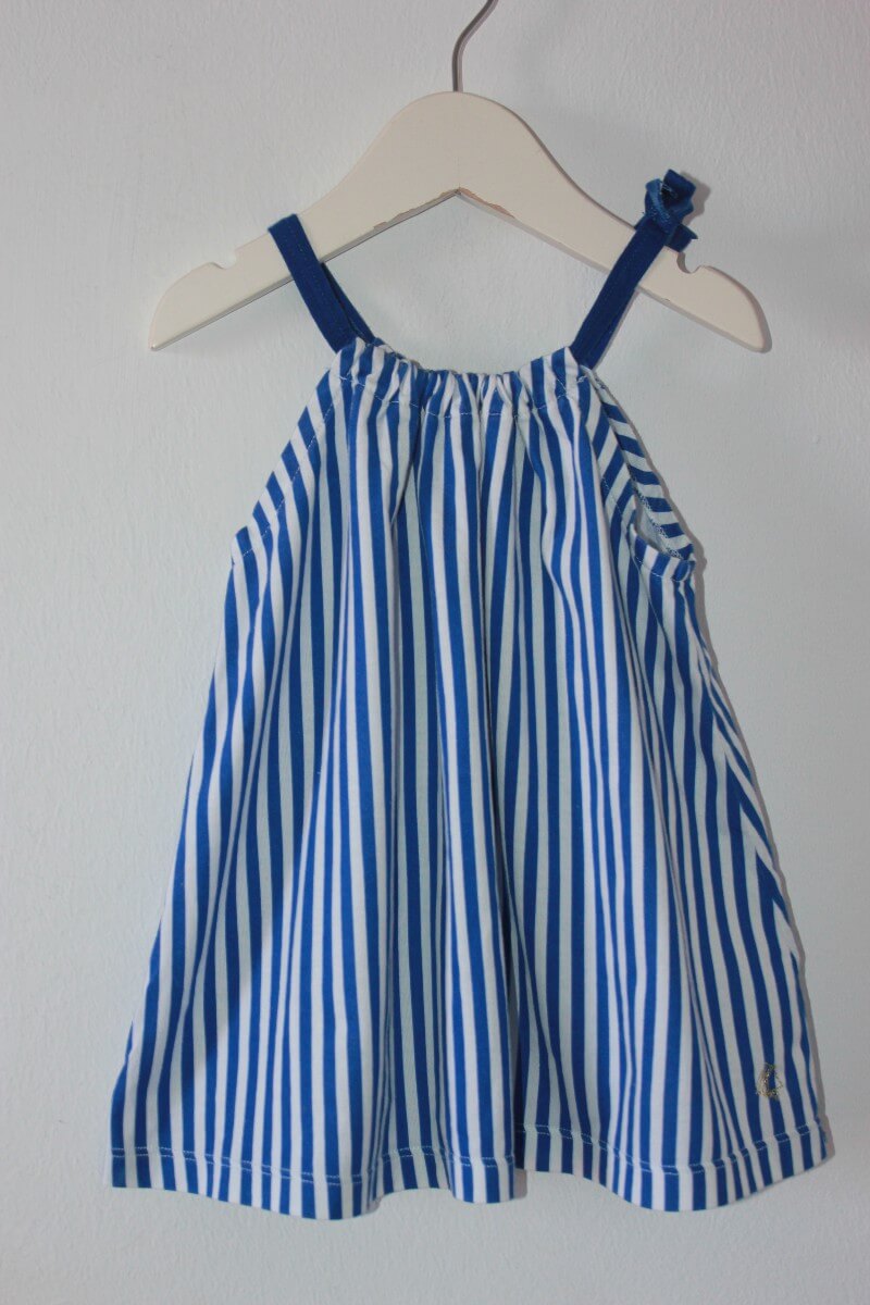 preloved katoenen zomerse blauw met wit gestreepte jurk met schouderbandjes van petit bateau in maat 68