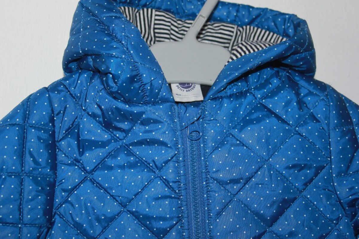 Preloved blauwe jas met sitte stipjes, capuchon en ritssluiting van petit bateau in maat 62 voor een baby meisje