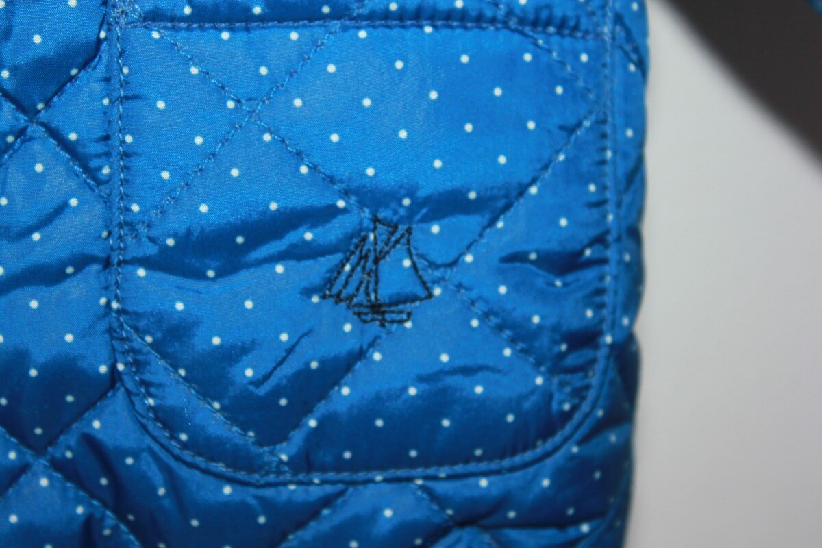 Preloved blauwe jas met sitte stipjes, capuchon en ritssluiting van petit bateau in maat 62 voor een baby meisje