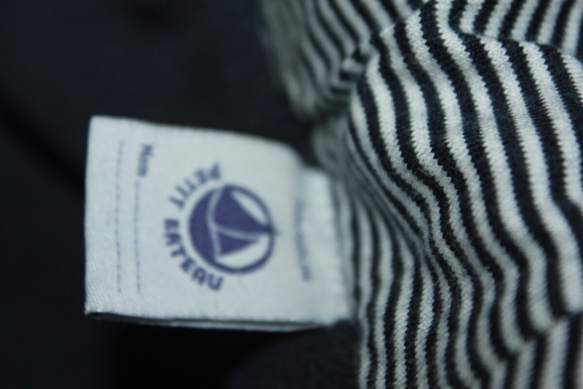 Preloved blauwe jas met sitte stipjes, capuchon en ritssluiting van petit bateau in maat 62 voor een baby meisje