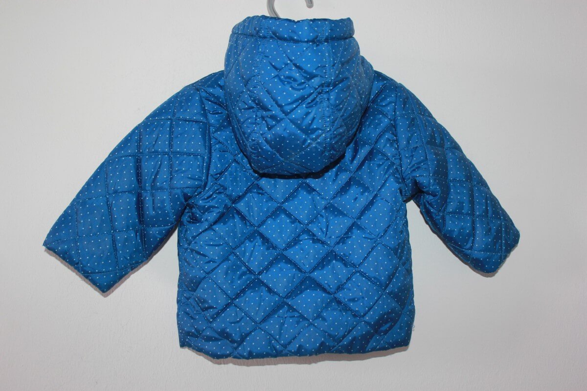 Preloved blauwe jas met sitte stipjes, capuchon en ritssluiting van petit bateau in maat 62 voor een baby meisje