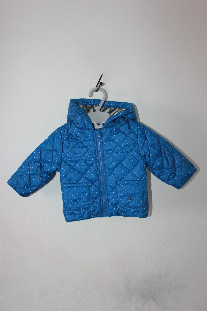Preloved blauwe jas met sitte stipjes, capuchon en ritssluiting van petit bateau in maat 62 voor een baby meisje