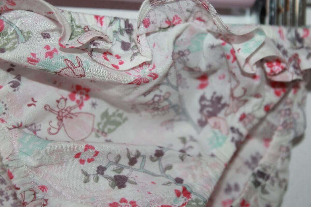 tweedehands katoenen gebloemde zwembroek in multicolour met volant van petit bateau in maat 62 voor een baby meisje