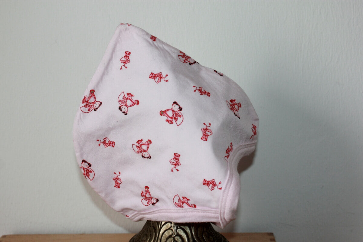 tweedehands roze katoenen mutsje met japanse poppetjes van petit bateau in maat 62 voor een baby meisje