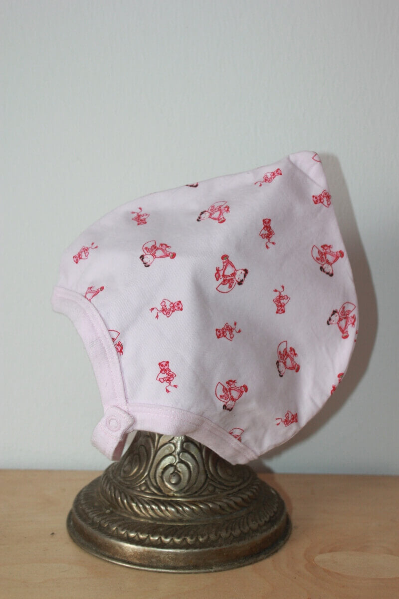 tweedehands roze katoenen mutsje met japanse poppetjes van petit bateau in maat 62 voor een baby meisje