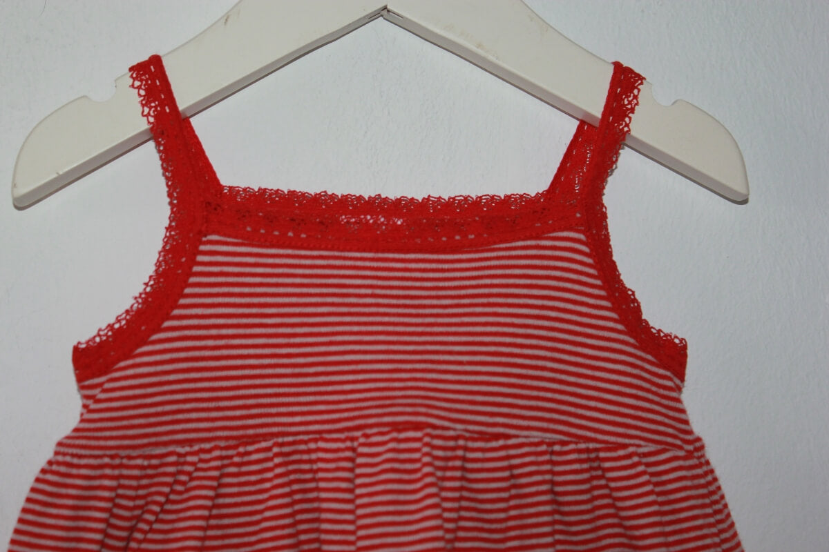 tweedehands katoenen zomerse rood-wit gestreepte jurk met schouderbandjes van petit bateau in maat 62