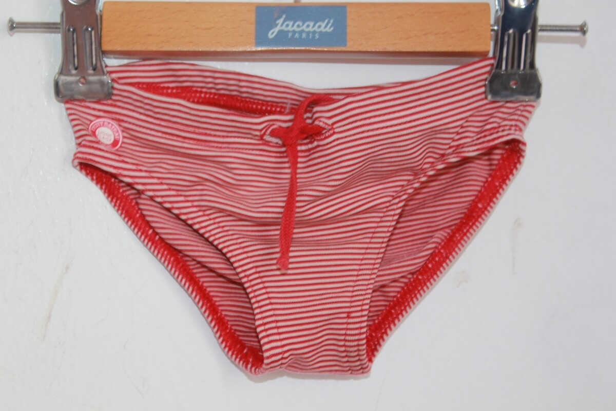preloved rood met wit gestreepte zwembroek van petit bateau in maat 80 voor een baby jongen