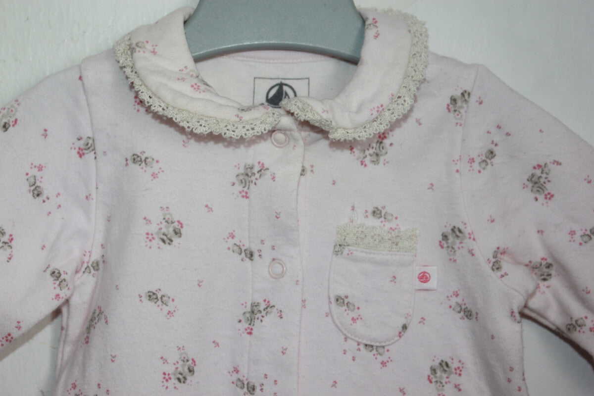 tweedehands katoenen lichtroze gebloemde voetloze playsuit met lange mouwen van petit bateau maat 56 voor een baby meisje