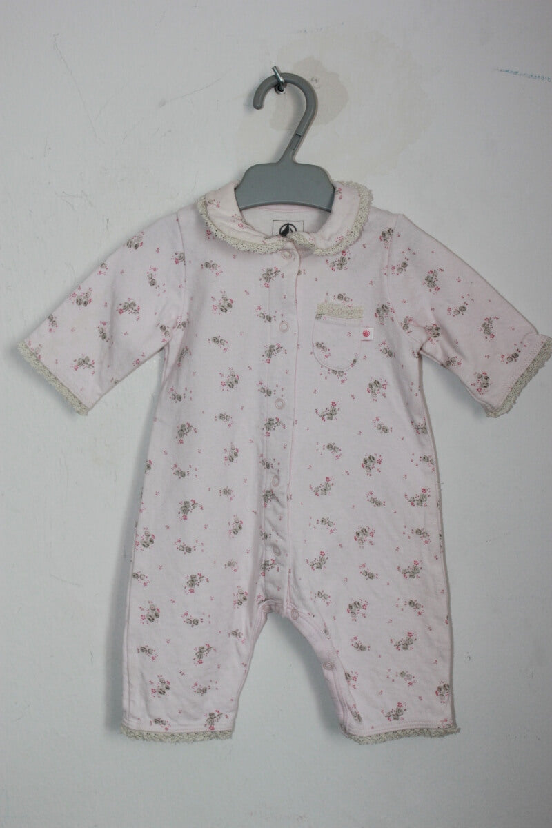 tweedehands katoenen lichtroze gebloemde voetloze playsuit met lange mouwen van petit bateau maat 56 voor een baby meisje