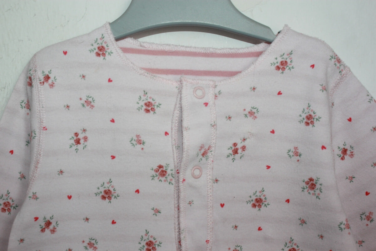 Tweedehands katoenen lichtroze gebloemde voetloze playsuit met lange mouwen van petit bateau in maat 68