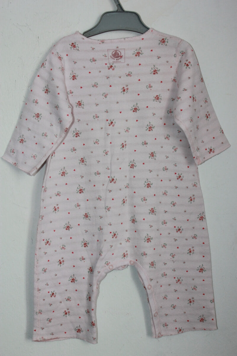 Tweedehands katoenen lichtroze gebloemde voetloze playsuit met lange mouwen van petit bateau in maat 68