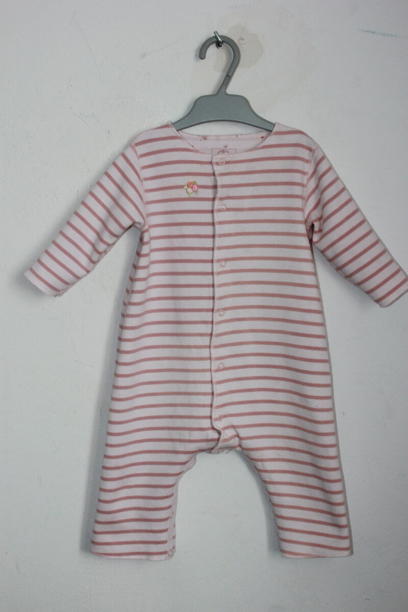 Tweedehands katoenen lichtroze gebloemde voetloze playsuit met lange mouwen van petit bateau in maat 68