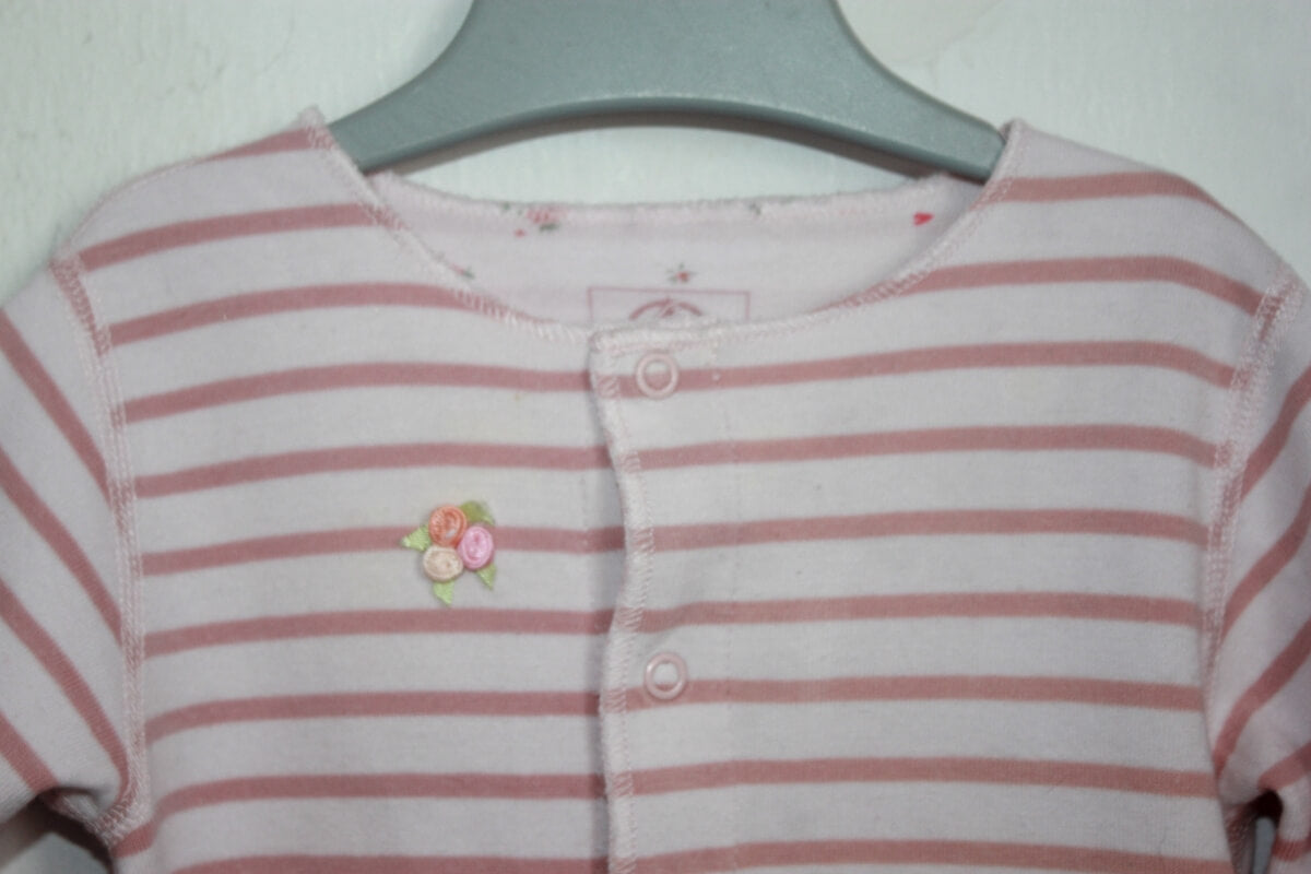 Tweedehands katoenen lichtroze gebloemde voetloze playsuit met lange mouwen van petit bateau in maat 68