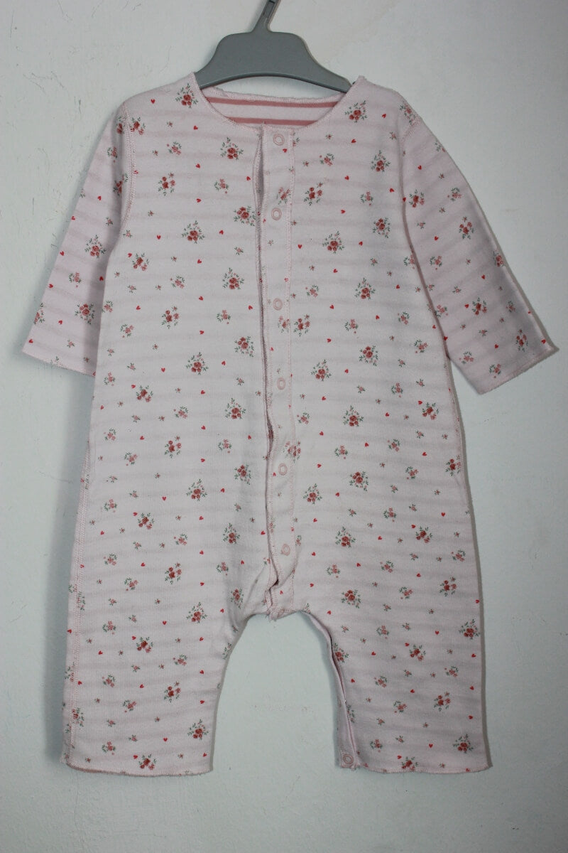 Tweedehands katoenen lichtroze gebloemde voetloze playsuit met lange mouwen van petit bateau in maat 68