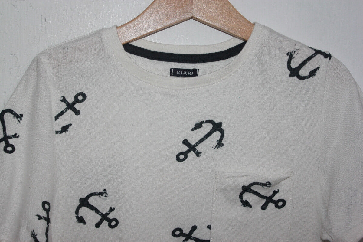 tweedehands katoenen creme t-shirt met donkerblauwe ankers van kiabi in maat 128 voor een jongen