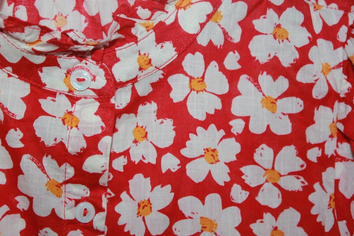 tweedehands katoenen gebloemde blouse in rood, creme en oranje, met korte mouwen in maat 128 voor een meisje van monoprix