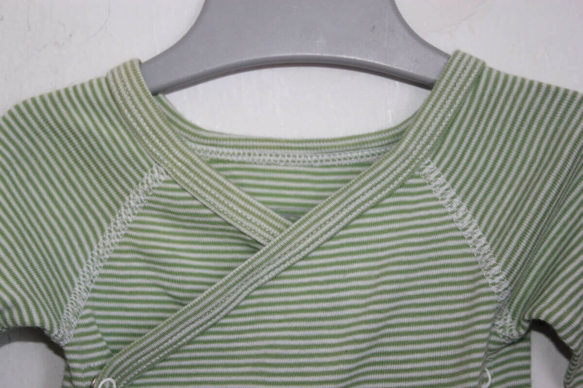 tweedehands unisex katoenen groen en wit gestreepte overslagromper met lange mouwen in maat 62 van petit bateau