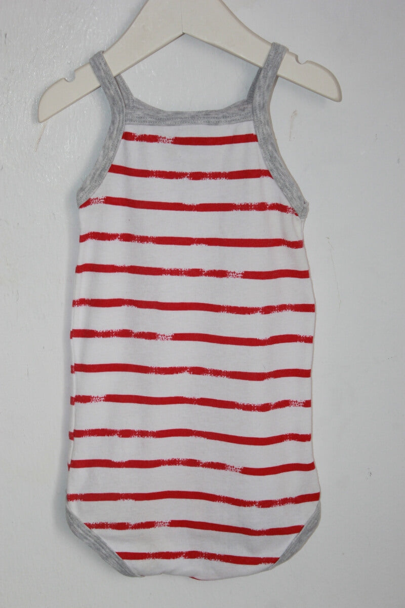 tweedehands katoenen mouwloze rood met wit gestreepte romper in maat 86 voor een baby meisje van Petit Bateau
